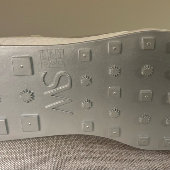 Stuart Weitzman silver sneakers size 9 - Picture 16 of 16